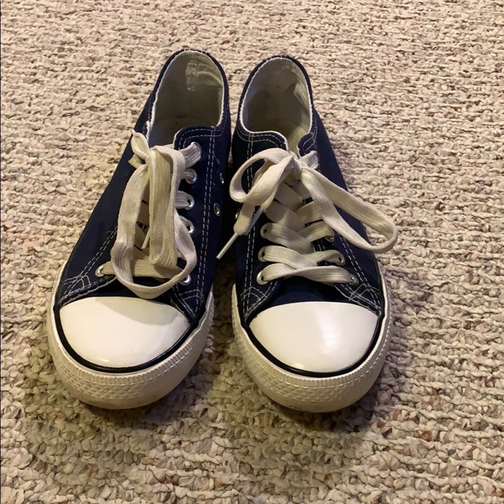 Dark blue tennis shoes